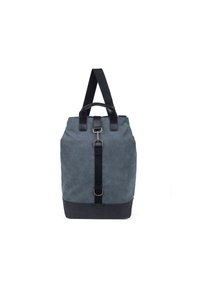 Rugtas van grijs canvas met een zwarte bodem. Heeft zwarte banden, metalen hardware, en een voorkant met een band met een gespdetail.