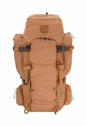 Brauner, strapazierfähiger Stoff-Rucksack mit mehreren Fächern, verstellbaren Trägern und einem oberen Griff. Mit einem Logo-Aufnäher und Seitentaschen.