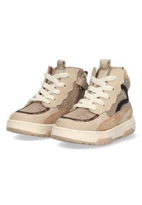 Beige hoge sneakers met geperforeerd mesh en suede details. Voorzien van witte veters, een rubberen zool en contrasterende zwarte accenten.