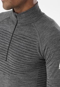 Szary sportowy top z wysokim kołnierzem, z teksturowanymi poziomymi paskami i designem z pół zamkiem. Miękka tkanina o gładkim wykończeniu.