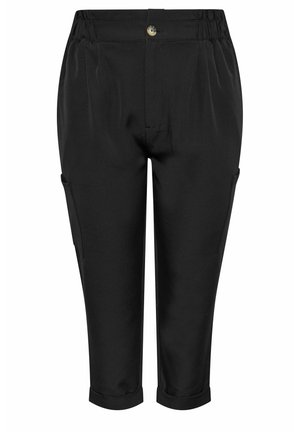 Czarne spodnie z gładkiego materiału, o dopasowanej talii, z zakładkami z przodu i podwiniętymi nogawkami. Posiadają boczne kieszenie oraz zapięcie na guzik z przodu.