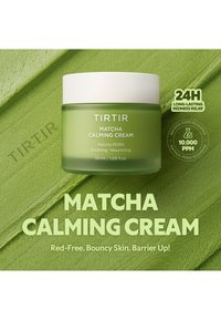 Vihreä purkki TIRTIR Matcha Calming Cream -voidetta tekstuurisella vihreällä taustalla, jossa teksti korostaa 24 tunnin punoituksen lievitystä ja ihon hyötyjä.