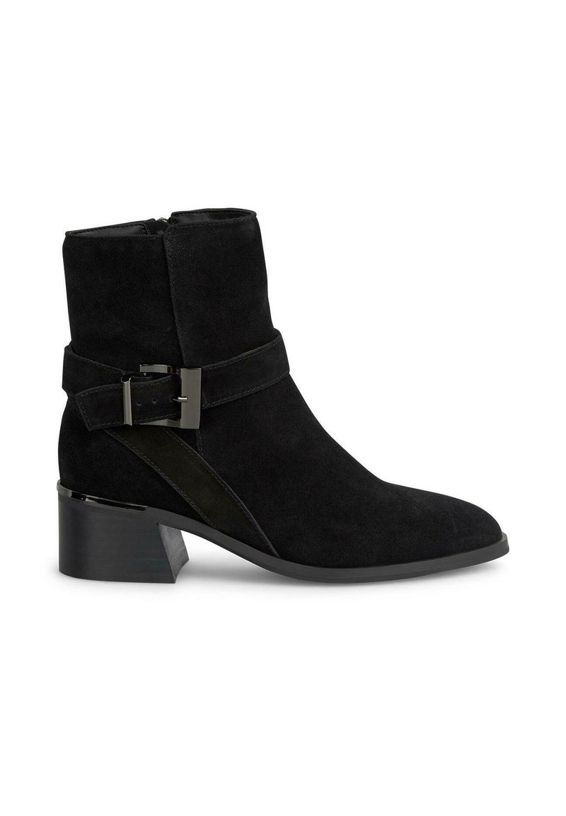 Stivale ankle in suede nero con tacco a blocco, dotato di zip laterale, cinturino decorativo con fibbia e dettagli a contrasto.
