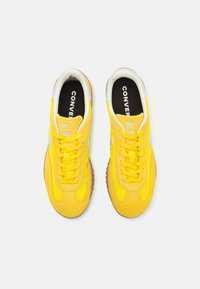 Converse RUN STAR TRAINER - Tossud - golden wren/winter slay/egret