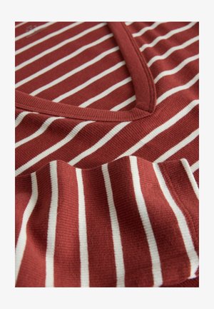 Riba-tüüpi top sügava V-kaelusega, millel on vahelduvad tumesinised ja valged triibud. Kanga pinnal on ribad ja pehme viimistlus.