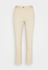 Beżowe spodnie o dopasowanym kroju wykonane z tkaniny bawełnianej. Posiadają zapięcie na guzik, prostą nogawkę oraz subtelne detale przeszyć.