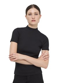 Czarny, prążkowany, krótki top z krótkim rękawem, ze stójką i dopasowanym krojem. Gładka faktura, jednolity kolor i minimalne detale w projekcie.