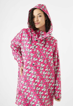 Imperméable rose avec capuche, orné de motifs de personnages de dessins animés. Coupe ample avec une poche avant et des accents de cordon de serrage.