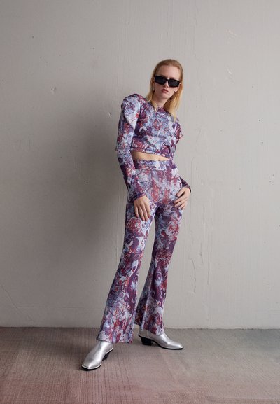 KOCHÉ PANTS - Pantalon classique - red/blue/white