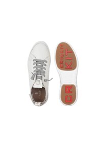 Weiße Ledersneaker mit grauen Schnürsenkeln, strukturierten Seitenpanelen und einer kontrastierenden roten und braunen Gummisohle mit "CRICKIT"-Branding.