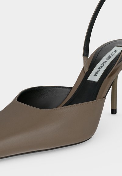 Γόβα ταμπά με μυτερή μύτη και λουράκι στη φτέρνα, λεπτό λουρί και μαύρο εσωτερικό, με ετικέτα Victoria Beckham στην εσωτερική σόλα.