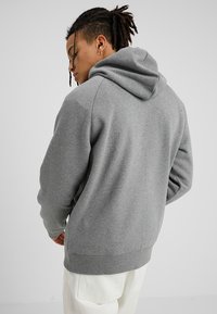 Carhartt WIP HOODED CHASE - Jersey con capucha - grey