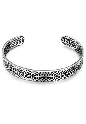 Pulsera de brazalete de plata con intrincados patrones geométricos y de rayas en negro que envuelven la banda.