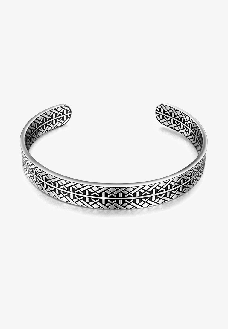 Bracciale a manica in argento con intricati motivi geometrici neri e pattern incrociati che avvolgono il corpo.