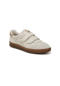 Sneaker beige in pelle e camoscio con due strap in Velcro, suola in gomma marrone, dettagli cuciti e logo impresso di lato.