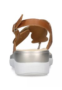 Sandalo in pelle marrone con cinturino posteriore, dettaglio in argento vicino alla suola e suola a piattaforma bianca. Presenta una chiusura con fibbia regolabile.