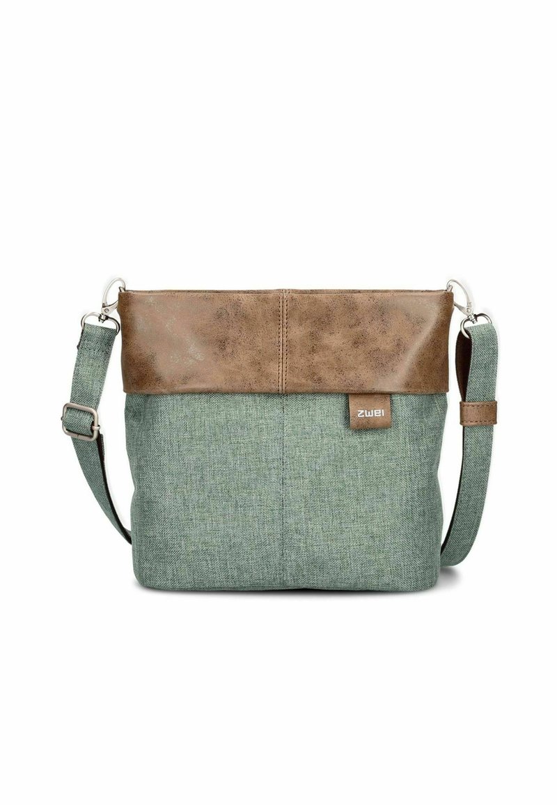 Bolso de hombro de tela verde con un ribete de cuero sintético marrón, correa ajustable y forma rectangular. Presenta una etiqueta de marca prominente.