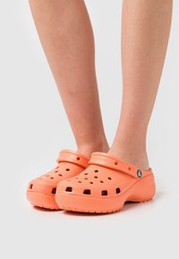 Crocs CLASSIC PLATFORM - Šľapky na opätku - papaya