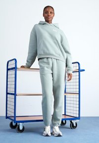 New Balance LINEAR HERITAGE BRUSHED BACK - Mikina s kapucí - juniper