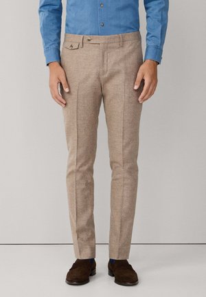 Hellbraune, maßgeschneiderte Hose aus strukturiertem Stoff, mit flachem Frontschnitt, zwei Eingrifftaschen und einem schlanken Schnitt.