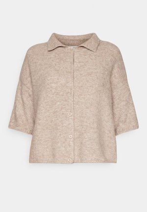 Cardigan tricotado em bege claro com gola, mangas curtas e fecho de quatro botões. Textura suave e ajuste relaxado, cropped.