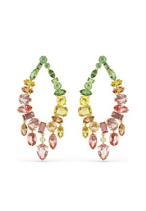 Złote kolczyki z kaskadowo ułożonymi wielokolorowymi kamieniami szlachetnymi w kolorach zielonym, żółtym, różowym i pomarańczowym, ułożonymi w różne kształty i rozmiary.