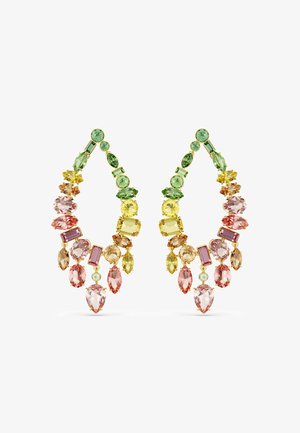 Złote kolczyki z kaskadowo ułożonymi wielokolorowymi kamieniami szlachetnymi w kolorach zielonym, żółtym, różowym i pomarańczowym, ułożonymi w różne kształty i rozmiary.