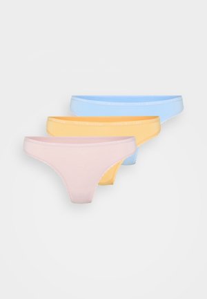 Tre par i bomuldsstringtrusser i pastelfarver: lyserød, gul og lyseblå, hver med bølgede kanter og en logoelastik i taljen.