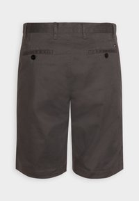 Grå bomuldsshorts med to baglommer, hver med en sort knap. Glat tekstur, lige snit og nedlagt ved bunden.