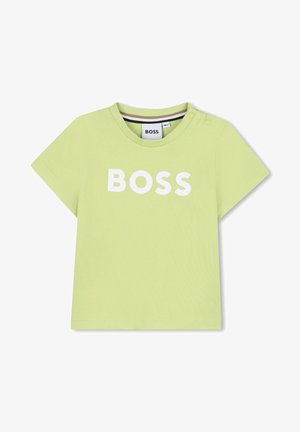 Camiseta de bebé verde claro con "BOSS" en grandes letras blancas y dos botones a presión en el cuello del hombro izquierdo.