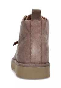 Stivaletto alla caviglia in camoscio marrone con finitura testurizzata, pannello laterale elastico, tirante e suola in gomma marrone chiaro.