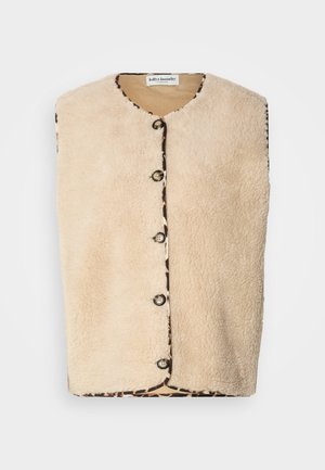 Beige faux fur vest med rund hals, svarte knapper og et mønstret bånd med leopardprint langs kantene.