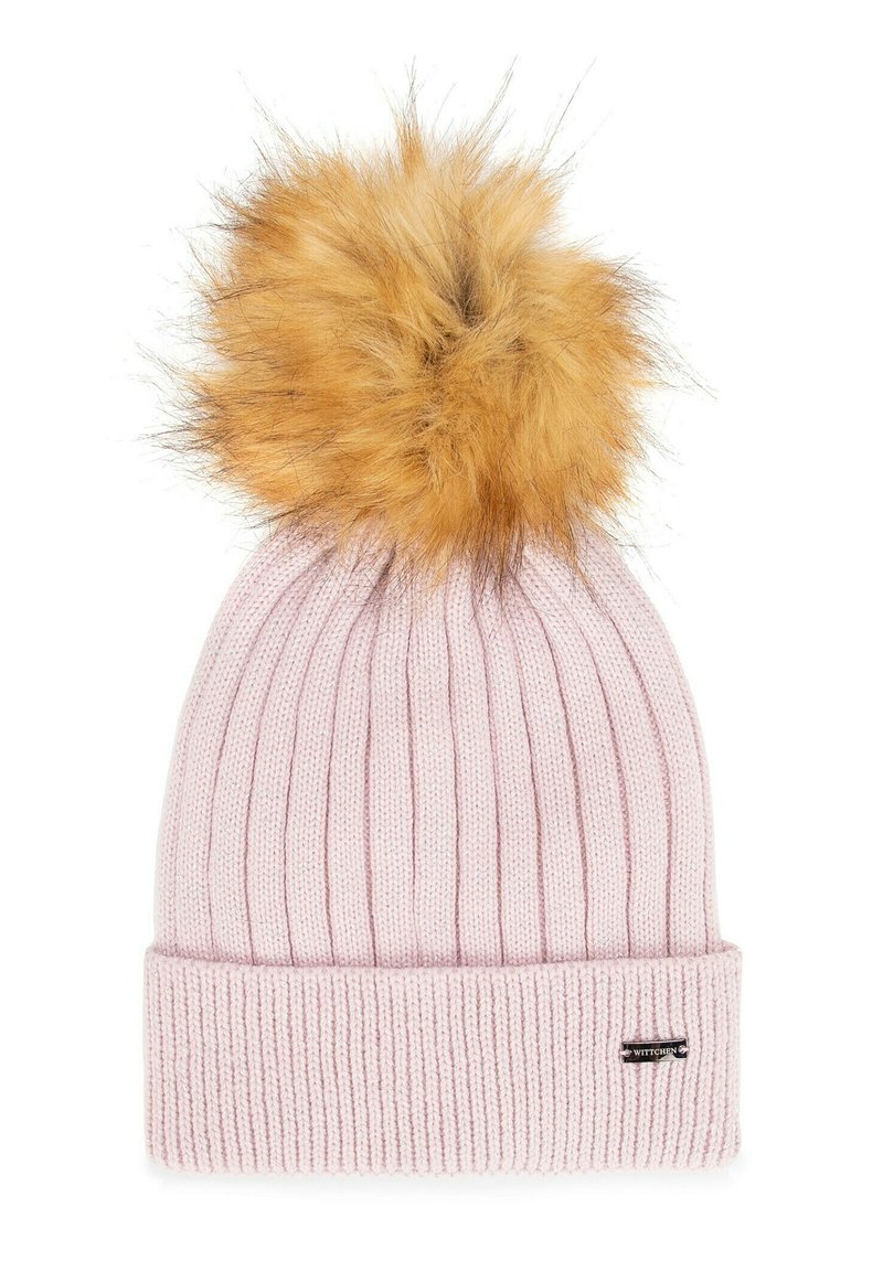 Bonnet en maille côtelée rose avec un pompon en fausse fourrure sur le dessus et un revers plié. Comprend une petite étiquette de marque sur le revers. Texture douce.