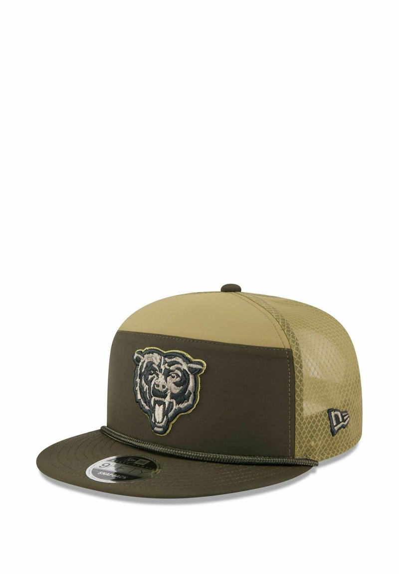 Olivgrüner Kapuzenpulli mit einer hellen Frontplatte, die ein Bärengrafik in Grau und hellgelb zeigt, mit einem Netzrücken und flachem Schirmdesign.