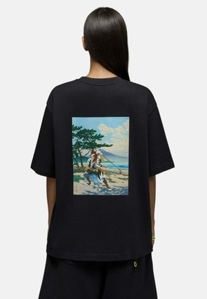Saē, T-SHIRT TOSHI SAMOURAI GOLF 1 BLACK FEMME - T-shirt imprimé - noir