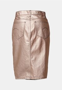 Metallisch bronze farbene Jeansrock mit gerader Silhouette, ausgestattet mit zwei Gesäßtaschen und einem Bund. Glatte Textur mit Nähakzenten.