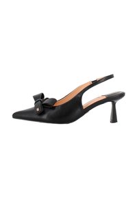 Tacón slingback de cuero negro con punta afilada, un prominente lazo en la parte superior y un tacón angulado y delgado. Textura suave.