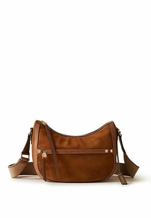 Sac d'épaule en daim marron en forme de croissant avec sangle en tissu réglable, poche avant zippée et petite étiquette en cuir de marque suspendue sur le côté.