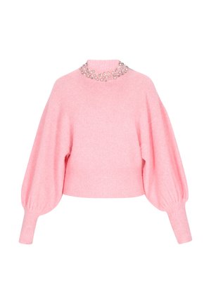 Lyserød fuzzy sweater med ballonærmer, ribbede manchetter og kant, samt en høj halsudskæring prydet med klynger af perle- og rhinsten-dekorationer.