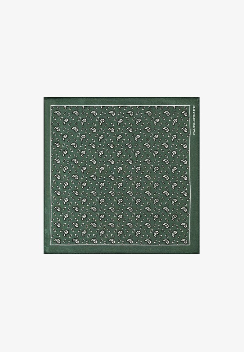 Zielony jedwabny szalik z białym wzorem paisley i małymi akcentami kwiatowymi, wykończony kontrastowym białym brzegiem.