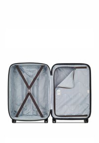 Valigia nera rigida, completamente aperta. Interno grigio con strisce diagonali e una tasca con zip. Cinghie marroni incrociano la base per fissare gli oggetti.