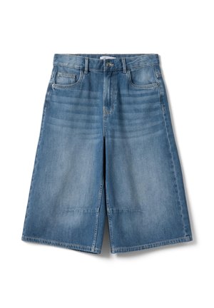 Shorts di jeans alla lunghezza del ginocchio con passanti per cintura, bottone frontale e zip, tasche frontali e pieghe orizzontali sbiadite vicino alla vita.