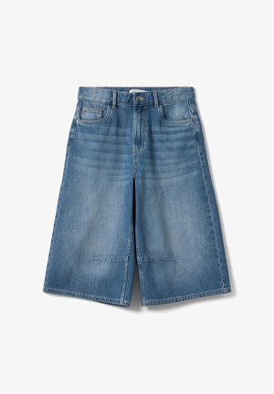 Shorts di jeans alla lunghezza del ginocchio con passanti per cintura, bottone frontale e zip, tasche frontali e pieghe orizzontali sbiadite vicino alla vita.