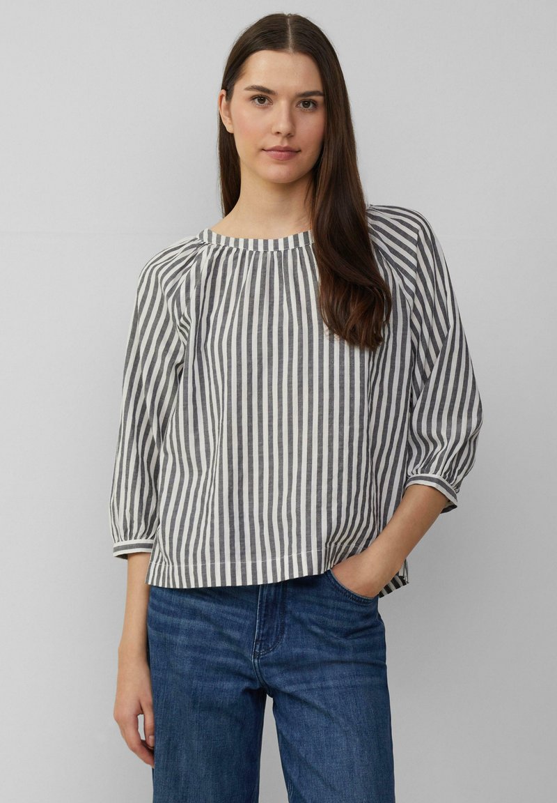 Gestreepte blouse met driekwartmouwen, met een ronde halslijn en lichtgrijze en donkergrijze verticale strepen. Katoenmengsel.