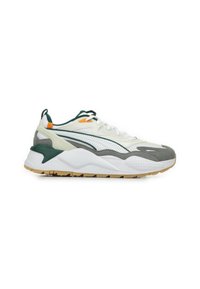 Zapatilla deportiva blanca con acentos en verde y gris, que cuenta con una parte superior texturizada, diseño con cordones, cuello acolchado y suela de goma.