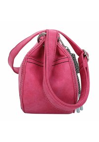 Bolso de ante rosa con forma redondeada, que presenta costuras en contraste y un acento de cadena. Incluye una correa corta y cierre de cremallera.