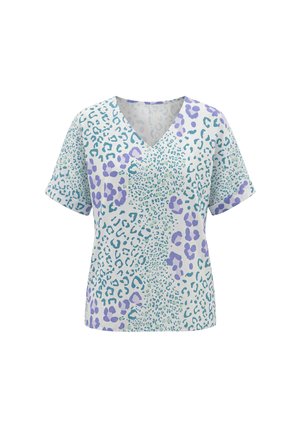 T-shirt met korte mouwen en V-hals met opgerolde manchetten, met een gemengd turquoise en lavendel luipaardprint patroon op een witte achtergrond.