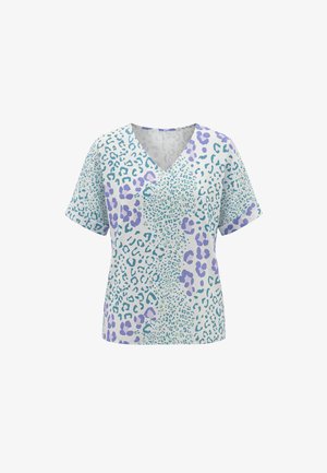 Tričko s krátkým rukávem a výstřihem do V s ohrnutými manžetami, zdobené vzorem leopardího tisku v kombinaci tyrkysové a levandulové na bílém pozadí.