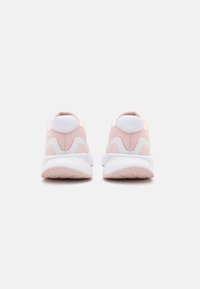 Roze sportieve schoenen met een gestructureerde mesh bovenkant, witte accenten en een lichtgewicht zool met een geprofileerde loop voor grip.