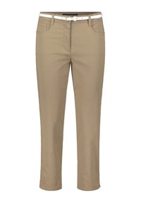 Beige katoenen broek met een slim fit, voorzien van twee frontzakken, een witte riem en schone lijnstiksel. Wasbaar in de machine.